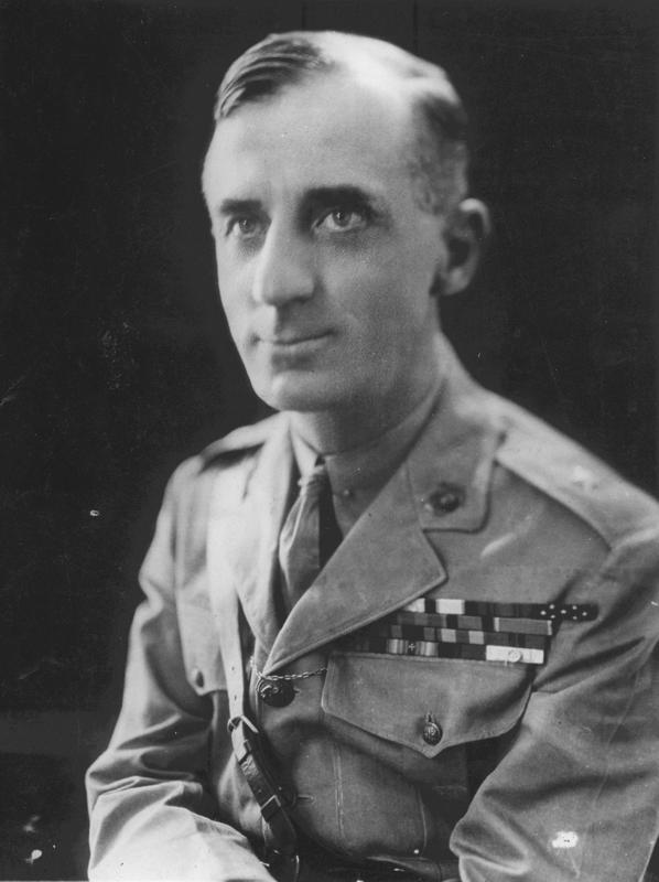 Smedley Butler en uniforme du Marine Corps avec ses rubans de décorations, photographié en 1927
