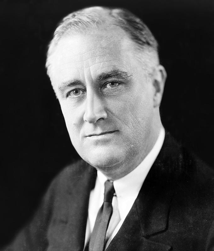 Le président Franklin D. Roosevelt assis à son bureau, cible du prétendu complot de 1933