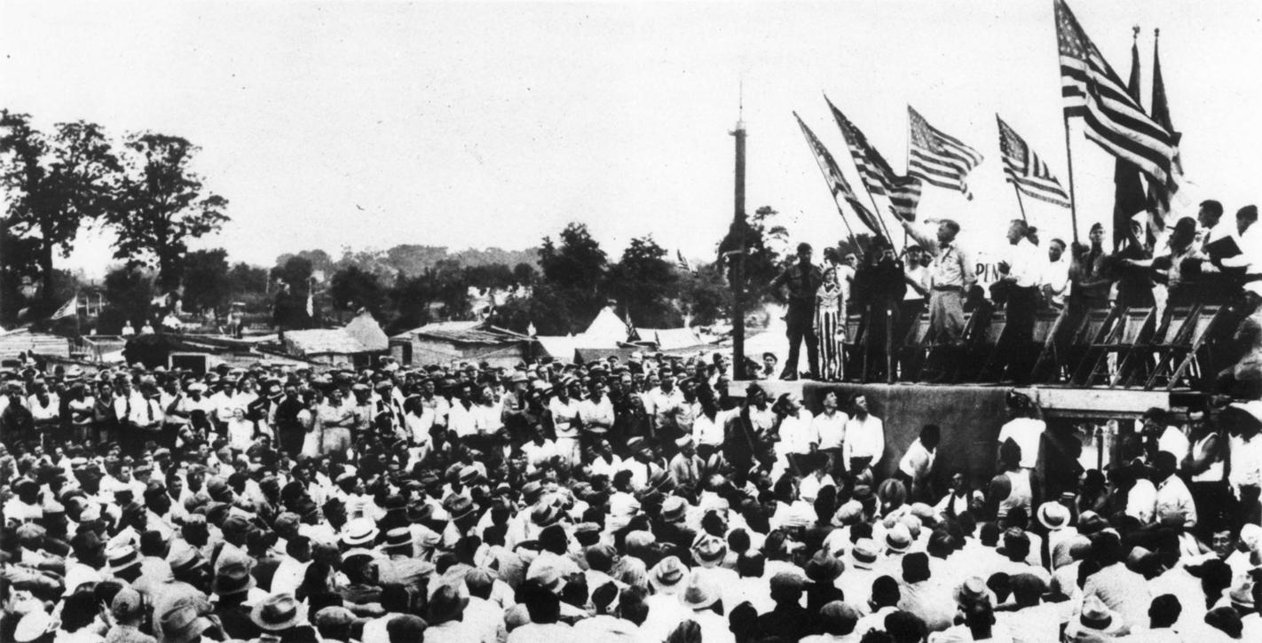 Le major-général Smedley Butler parmi les anciens combattants de la Bonus Army campant près de Washington en 1932