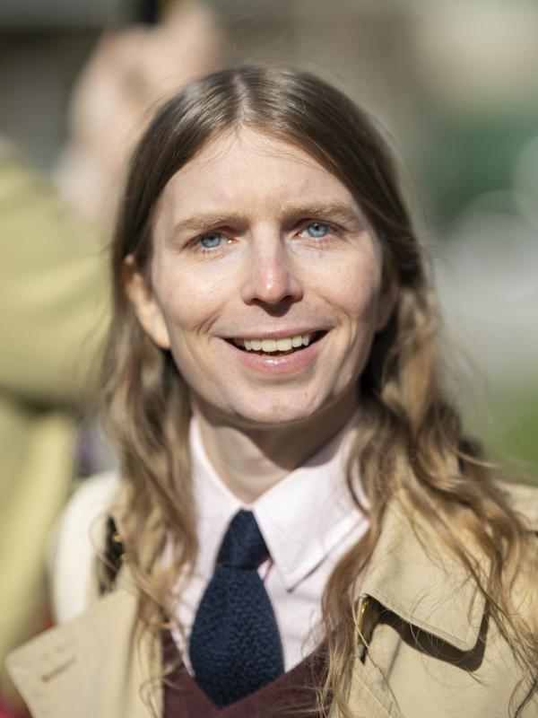 Chelsea Manning s'exprimant sur scène lors d'un événement public