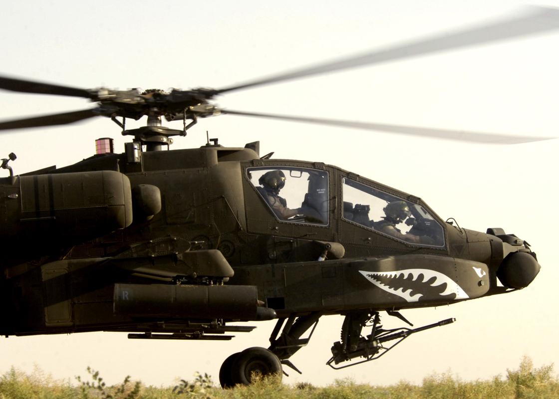Un hélicoptère AH-64 Apache de l'armée américaine décollant pour une mission en Irak
