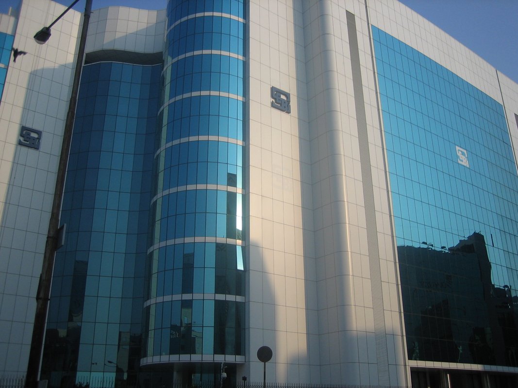 SEBI Bhavan w Bombaju, siedziba indyjskiego regulatora rynku badającego sprawę IndusInd