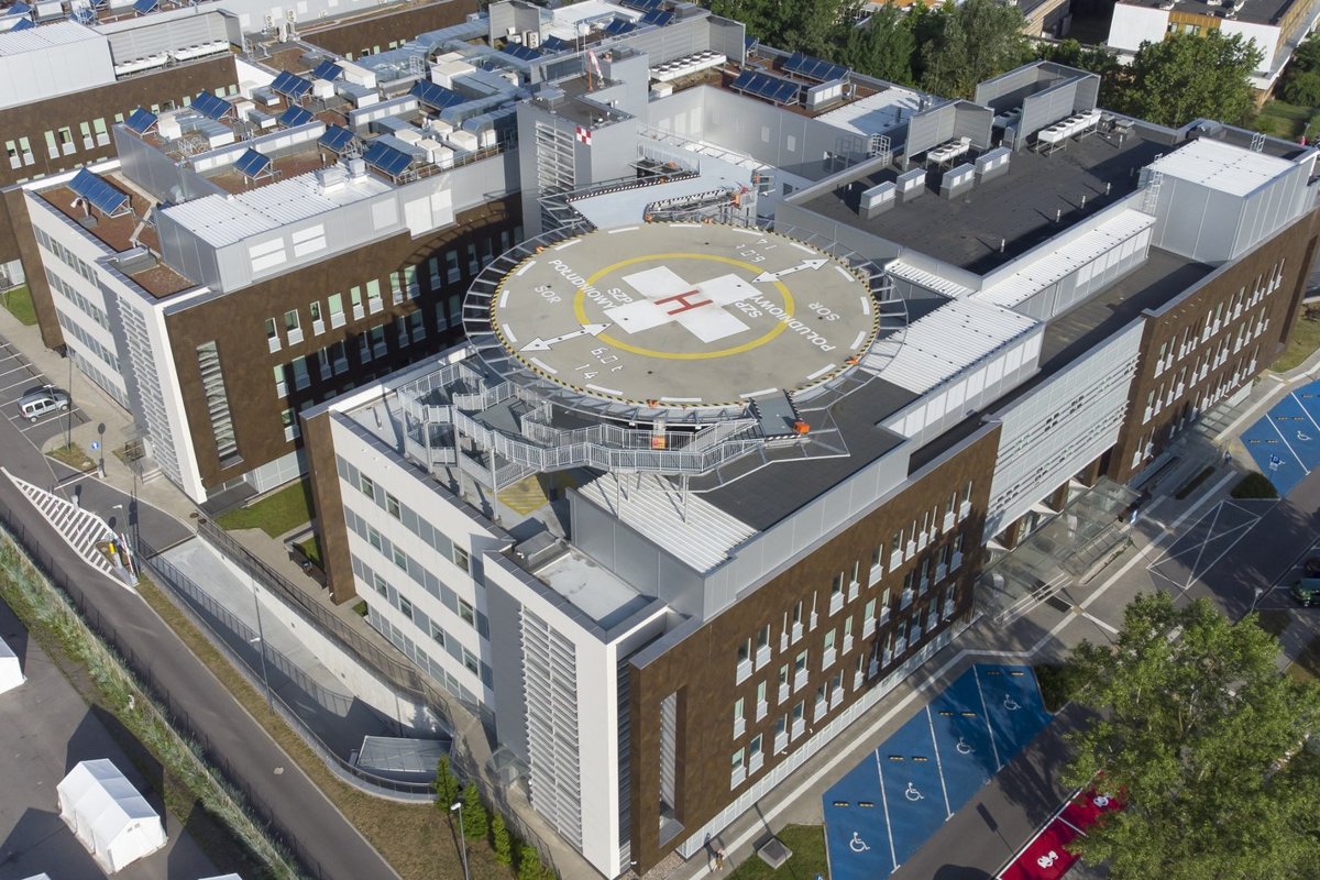 Der Hubschrauberlandeplatz auf dem Dach des Szpital Południowy mit der Kennzeichnung der Notaufnahme SOR