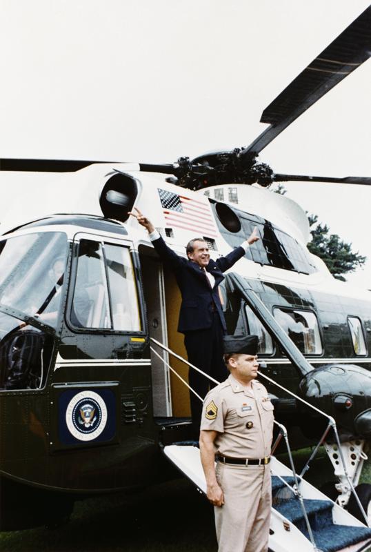 Richard Nixon pokazuje gest V przy wsiadaniu do śmigłowca Marine One na trawniku Białego Domu po rezygnacji, 9 sierpnia 1974 r.