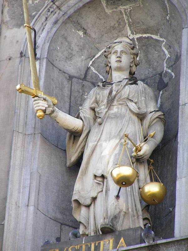 Statue de Justitia à l'hôtel de ville d'Anvers, tenant des balances et une épée