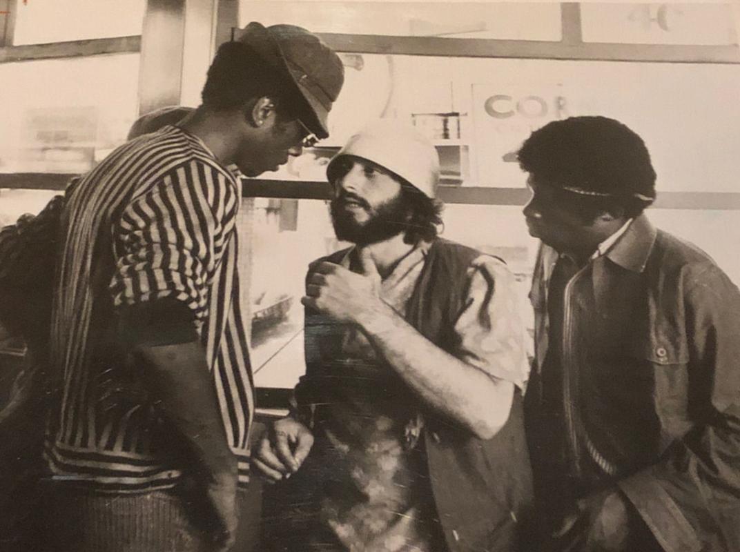 Al Pacino w roli Franka Serpico w filmie z 1973 roku, z brodą i nasuniętą czapką.