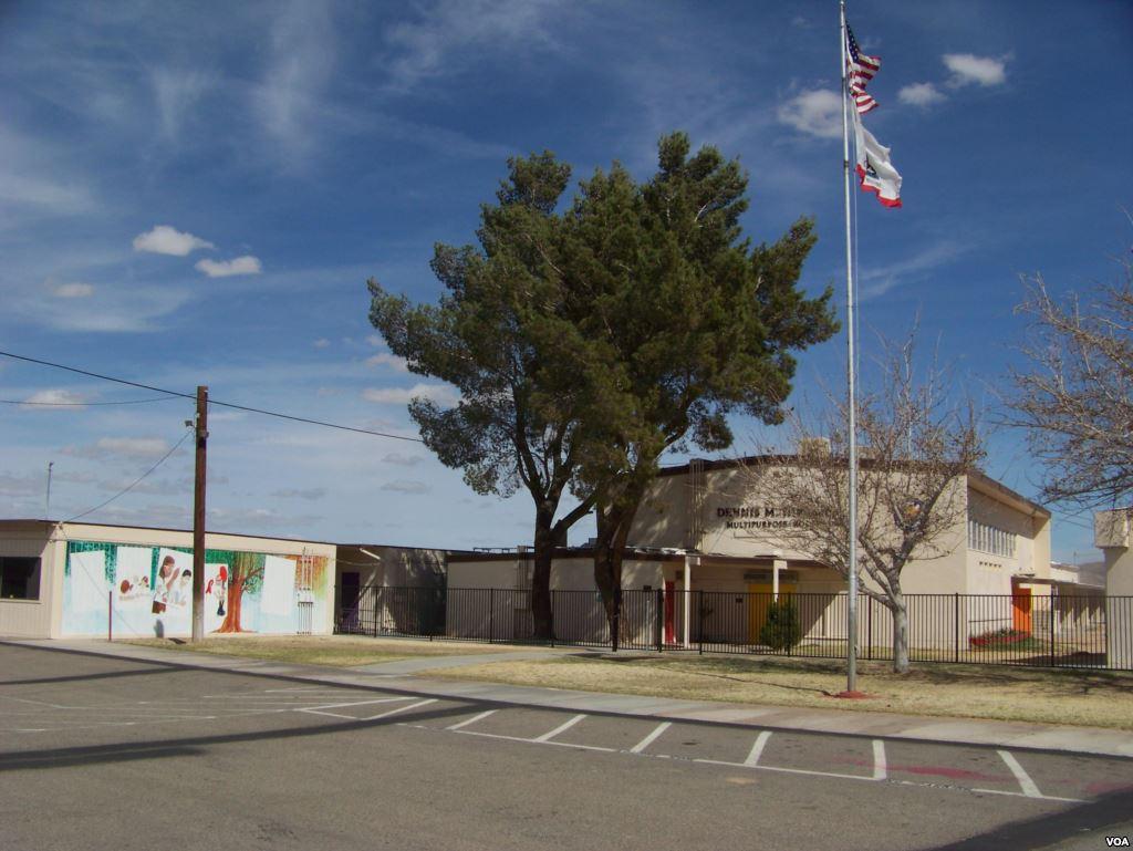 Die geschlossene Hinkley Elementary School mit einer noch wehenden amerikanischen Flagge