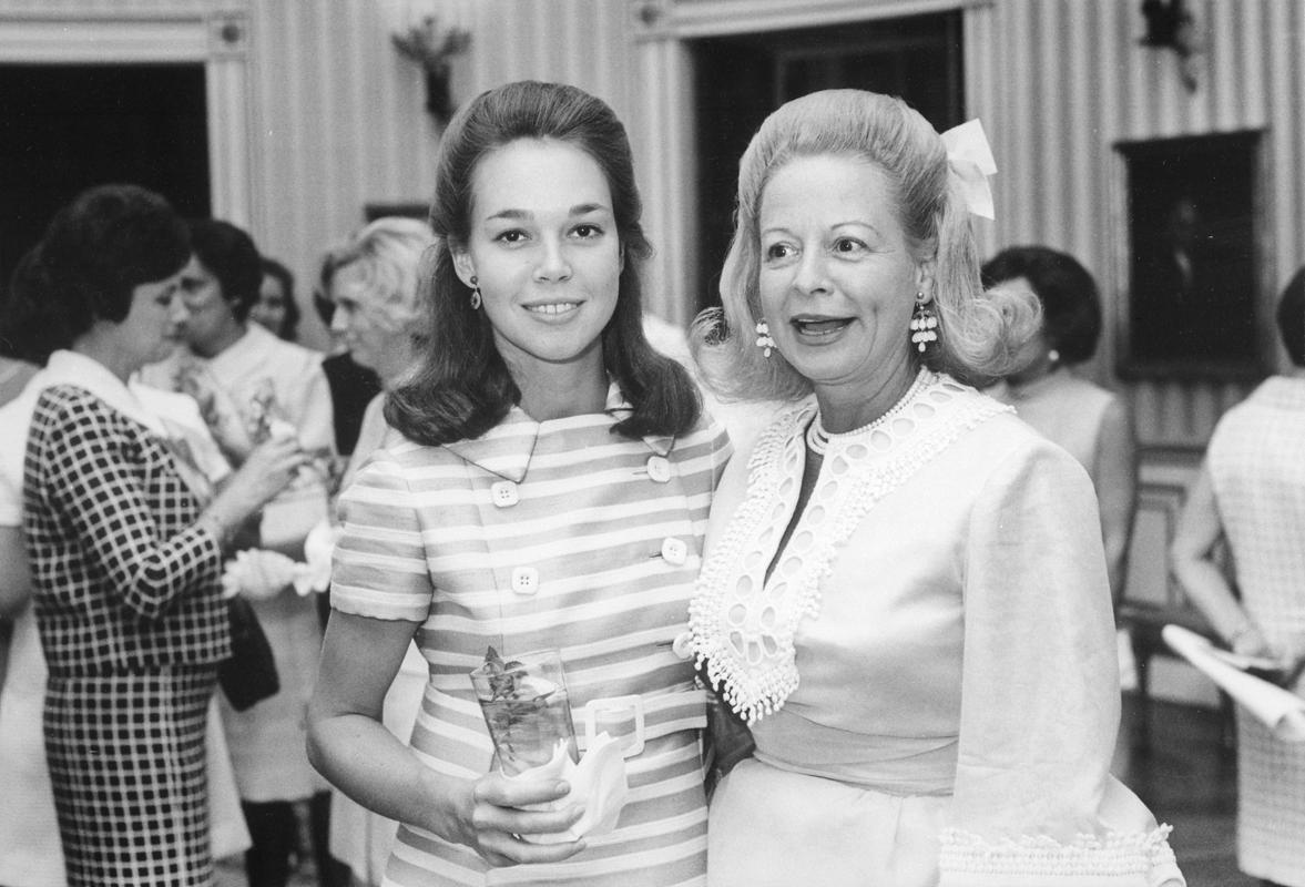 Martha Mitchell avec Julie Nixon Eisenhower sur une photographie de la Maison-Blanche de 1969