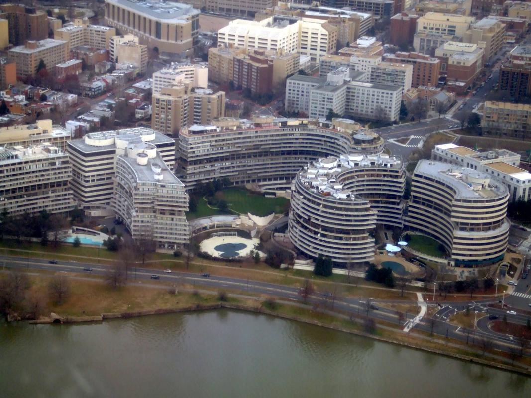 Vue aérienne du complexe du Watergate au bord du Potomac à Washington D.C.