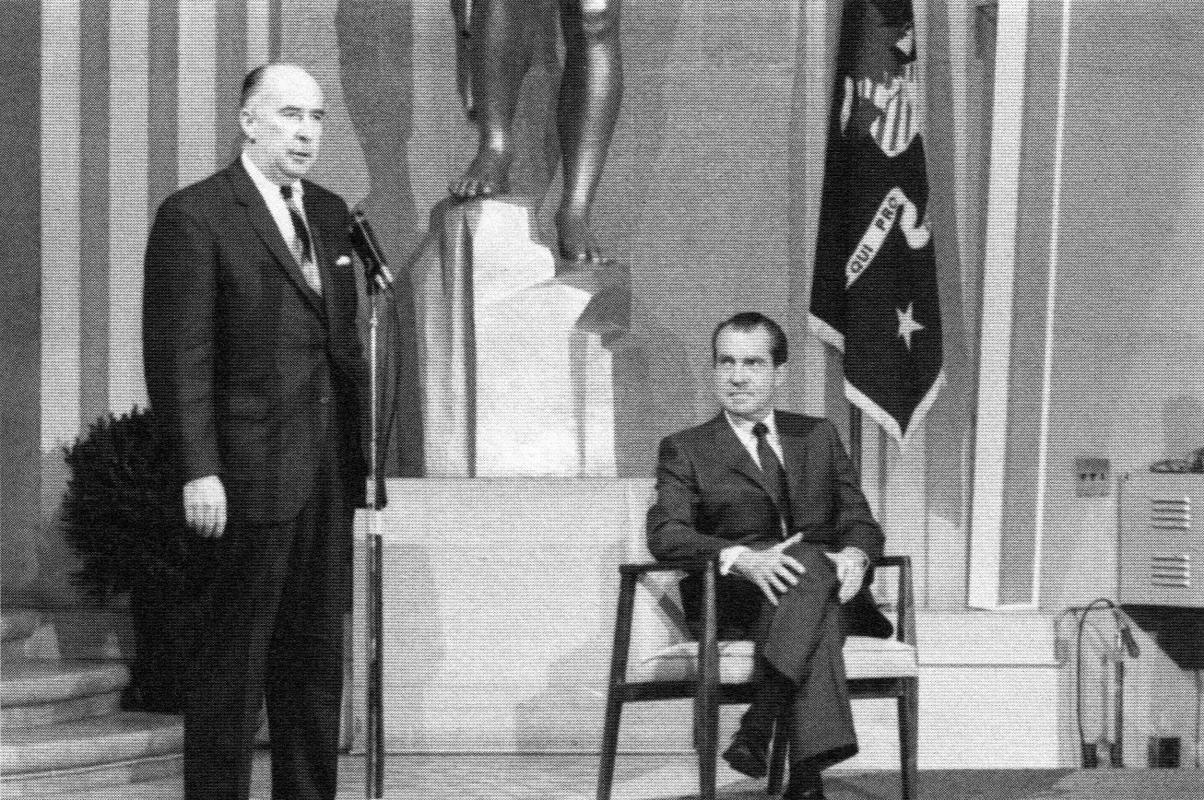 Le ministre de la Justice John Mitchell s'entretenant avec le président Richard Nixon