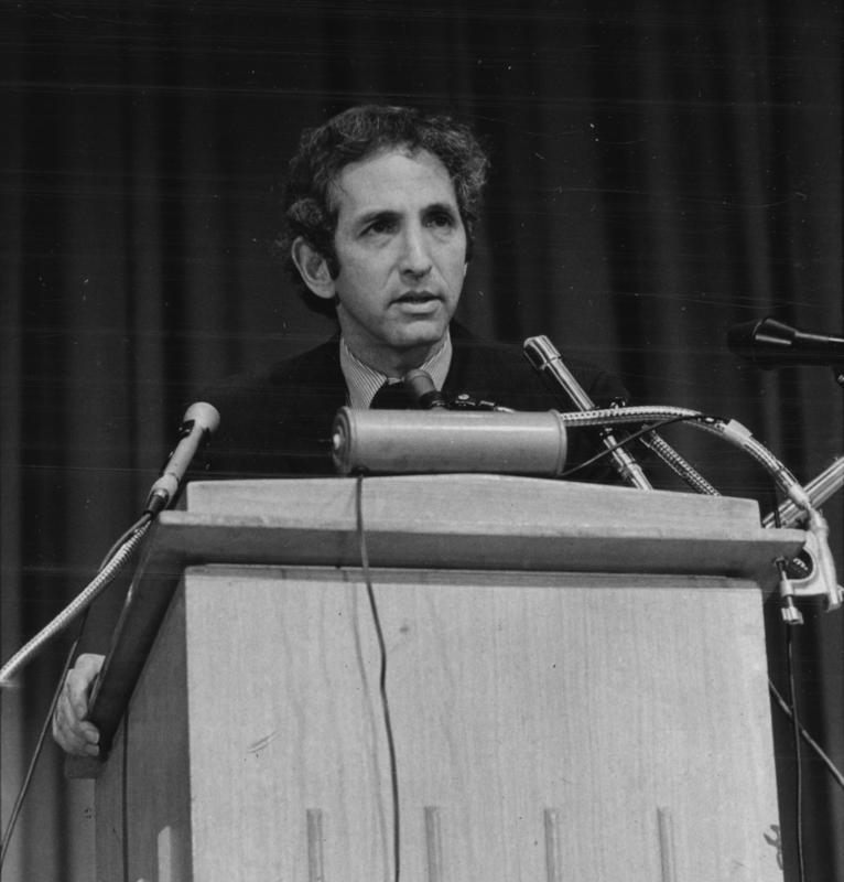 Daniel Ellsberg hablando en el atril de una rueda de prensa en 1972