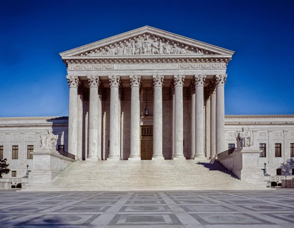 La fachada de mármol del edificio del Tribunal Supremo de Estados Unidos en Washington DC