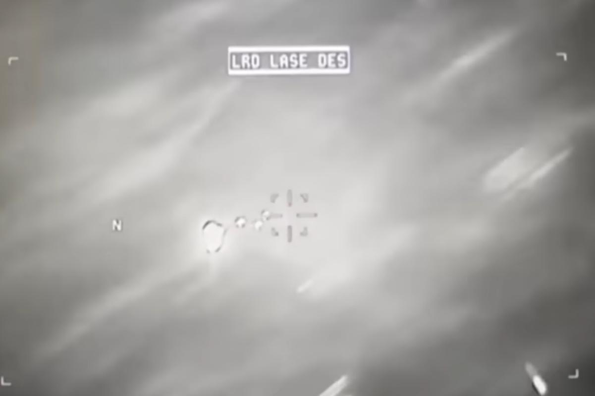 Kadr z głowicy obserwacyjnej drona MQ-9 pokazujący obiekt śledzony u wybrzeży Jemenu